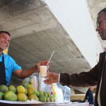 Naranja fresca en el panteón, un jugo que es patrimonio y tradición